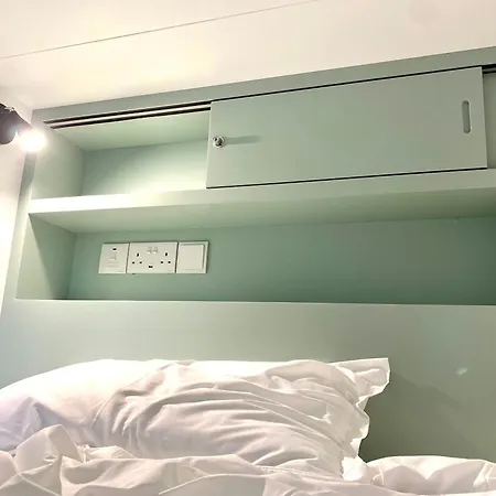 Urban Habitat Capsule Beds 호스텔