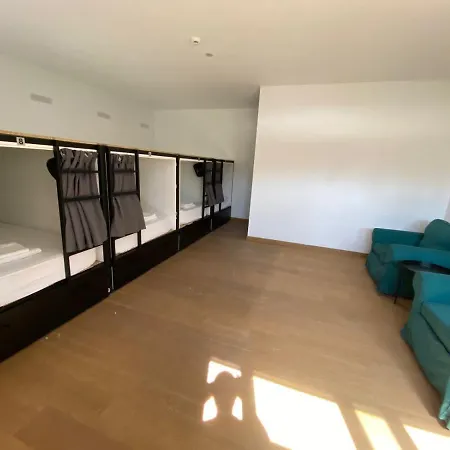 Urban Habitat Capsule Beds ホステル ニコシア