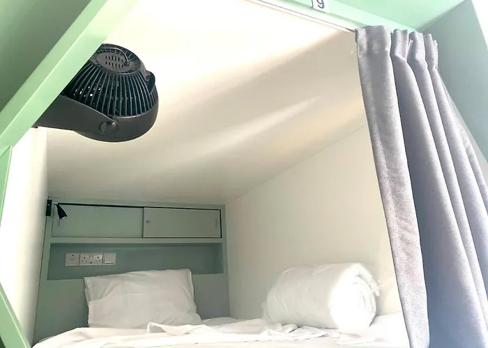 Urban Habitat Capsule Beds 호스텔 *